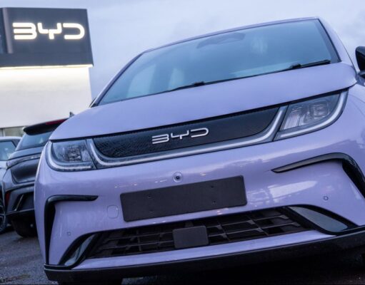 BYD’s Game-Changing Super e-Platform: Revolutionizing EV Charging in China Launching on April 15, 2025 BYD's new Super e-Platform revolutionizes EV charging in China with 1,000 kW speeds, addressing range anxiety and enhancing consumer convenience. Image courtesy (image.cnbcfm.com)