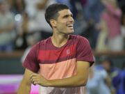 Carlos Alcaraz’s revelation about adapting to court changes highlights the importance of focus and mental resilience in tennis. Image courtesy (motociclismo.pt)