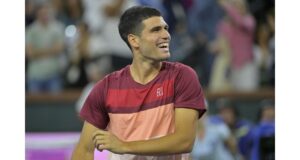 Carlos Alcaraz’s revelation about adapting to court changes highlights the importance of focus and mental resilience in tennis. Image courtesy (motociclismo.pt)