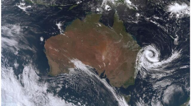 Cyclone Alfred: A Rare Meteorological Event Threatening Australia's East Coast - Image 1 Cyclone Alfred threatens Australia's east coast, bringing heavy rain, strong winds, and flooding as communities prepare for its impact. Image courtesy (media.cnn.com)