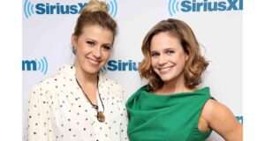 Exploring the resurgence of the beloved sitcom 'Full House' and its reboot 'Fuller House', highlighting themes of family, friendship, and modern challenges (s.yimg.com).