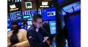Explore how trade wars and market trends impact investments amidst economic uncertainty (s.yimg.com).