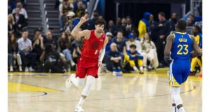 Steph Curry and the Warriors dominate the Trail Blazers in a thrilling game filled with teamwork and standout performances (knupsports.com).