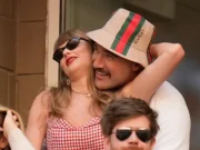 Exploring the captivating romance between pop icon Taylor Swift and NFL star Travis Kelce, and how their relationship is making waves in both the music and sports worlds (phantom-marca.uecdn.es).