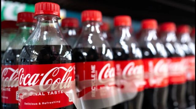 United States: PepsiCo, Kraft Heinz Clash with Shareholders Over Green Packaging Initiatives PepsiCo and Kraft Heinz face growing shareholder pressure to adopt more sustainable packaging practices in the U.S. (imgproxy.divecdn.com).