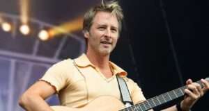 Chesney Hawkes is making a comeback in the music scene, captivating audiences with nostalgic hits and new tunes. Explore his journey from the 90s to the present and his impact on fans today. Image courtesy (i.dailymail.co.uk)