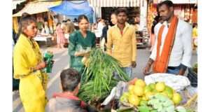 Explore the significance of Chhath Geet in the celebration of Chhath Puja, a festival that honors the Sun God (staticimg.amarujala.com).